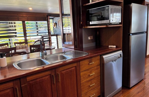 Whitfield Apartamento | Queenslander apartment with plenty of space and very tropical.Sleeps six people.