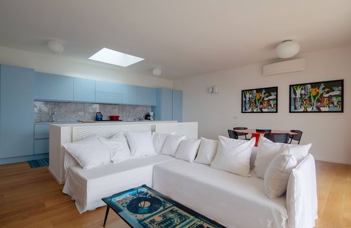 Pugliola Casa | Quercia: 2 BDR, Aicondo, Seaview, Pool, Tennis, plus Private Parking in Lerici!