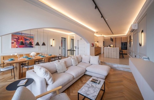 Madliena Apartamento | QUI | Modern Seafront Apartment | Sea Views & Balconies