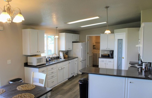 Umatilla Casa | Quick walk to Columbia River access