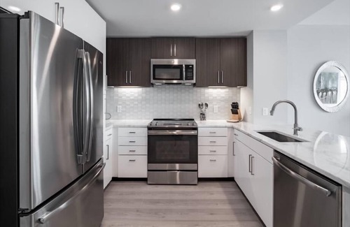 Woodmont Triangle Apartamento | Quick walk to Metro! Downtown Bethesda | Free Wifi | by GLS
