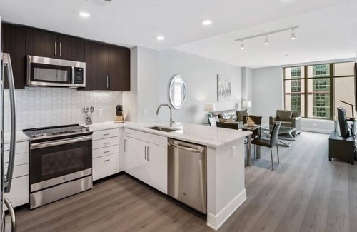 Woodmont Triangle Apartamento | Quick walk to Metro! Downtown Bethesda | Free Wifi | by GLS
