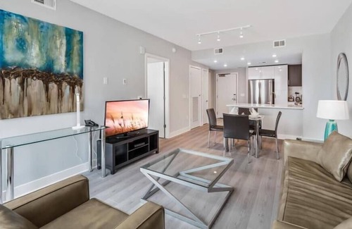 Woodmont Triangle Apartamento | Quick walk to Metro! Downtown Bethesda | Free Wifi | by GLS