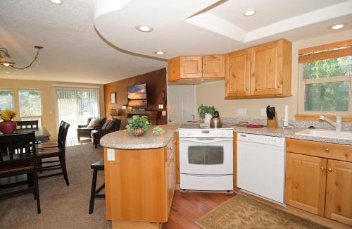 Island Park Casa | Quickdraw by KABINO Satellite WiFi Awesome Location Sleds Welcome Condo on Golf Course