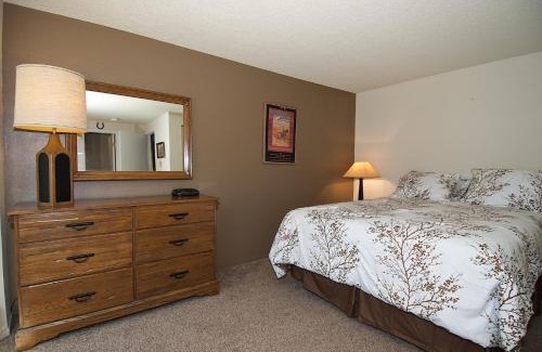 Island Park Casa | Quickdraw by KABINO Satellite WiFi Awesome Location Sleds Welcome Condo on Golf Course