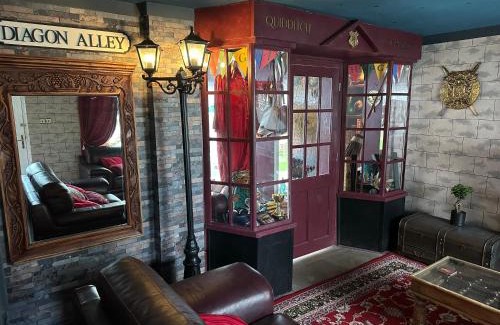 Watford Casa | Quidditch Quarters Themed Property