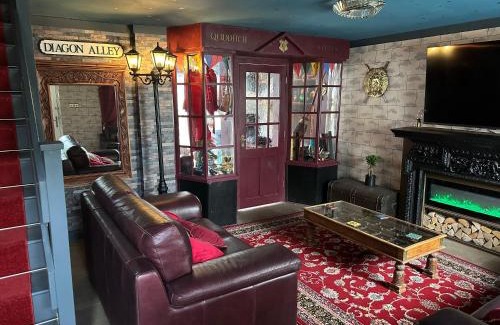 Watford Casa | Quidditch Quarters Themed Property