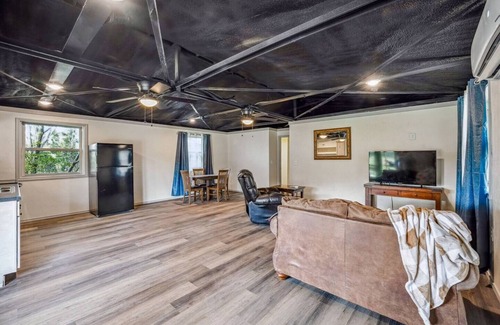 Paluxy Cabina | Quiet 1BR Cabin Near Stephenville Country Views