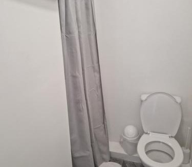 Cork Apartamento | Quiet 1Br Retreat- Fast Internet- Walk-In Shower