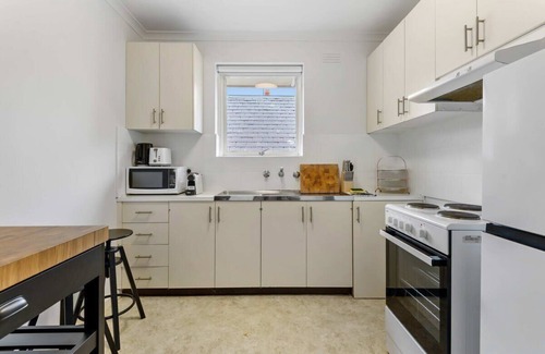 Richmond North Apartamento | Quiet 2-Bed Oasis for VIC Gardens & Yarra Trail