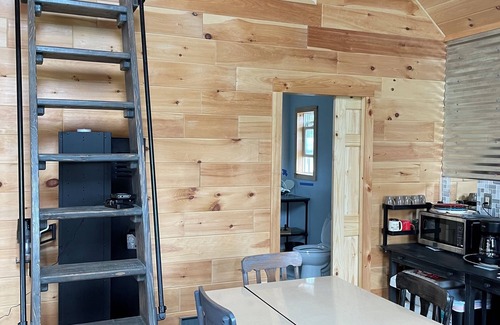 Norwich Cabina | Quiet 2-bedroom country cabin with scenic views 3 miles from Norwich NY.