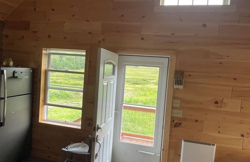 Norwich Cabina | Quiet 2-bedroom country cabin with scenic views 3 miles from Norwich NY.