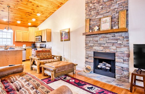 Franklin Casa | Quiet 2 bedroom home with mountain view, grill, firepit & washer/dryer