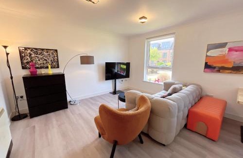 Muirhouse Apartamento | Quiet 2 bedrooms and 2 bathrooms with free parking