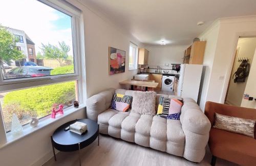 Muirhouse Apartamento | Quiet 2 bedrooms and 2 bathrooms with free parking