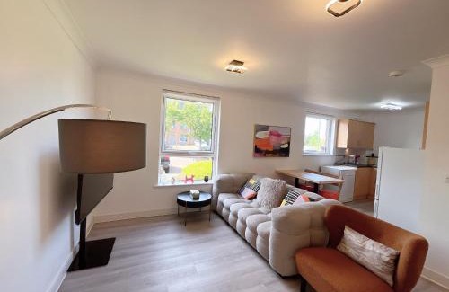 Muirhouse Apartamento | Quiet 2 bedrooms and 2 bathrooms with free parking