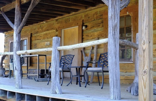 Arrington Cabina | Quiet 200 year old cabin with modern amenities.