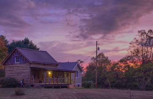 Arrington Cabina | Quiet 200 year old cabin with modern amenities.