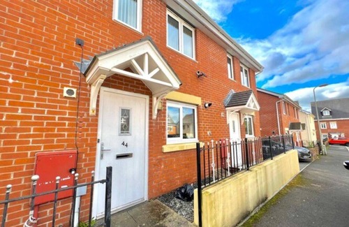 Cockett Casa | Quiet 2bedroom Home-garden-parking-family Friendly