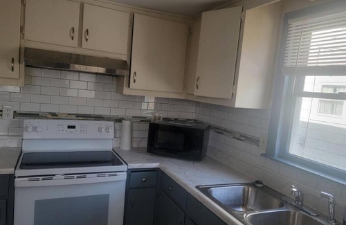 Hilltop Apartamento | Quiet 3 bed with fenced yard