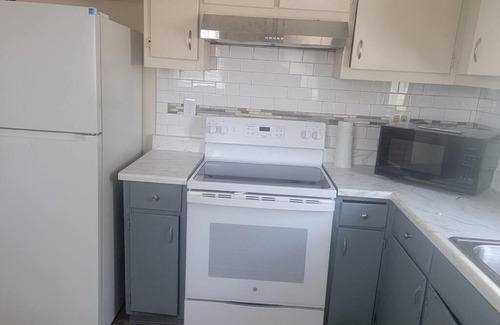 Hilltop Apartamento | Quiet 3 bed with fenced yard