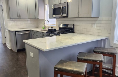 Calumet Heights Casa | Quiet 3-bedroom house in amazing Chicago with WiFi & AC. Near Everything!!