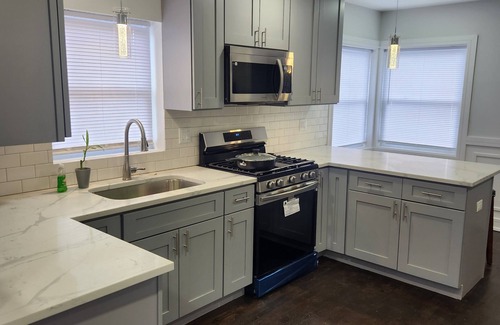 Calumet Heights Casa | Quiet 3-bedroom house in amazing Chicago with WiFi & AC. Near Everything!!
