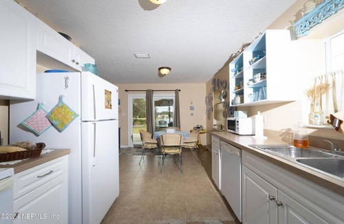 Interlachen Casa | Quiet 3-bedroom lakefront house. Family/dog friendly. Wi-Fi.