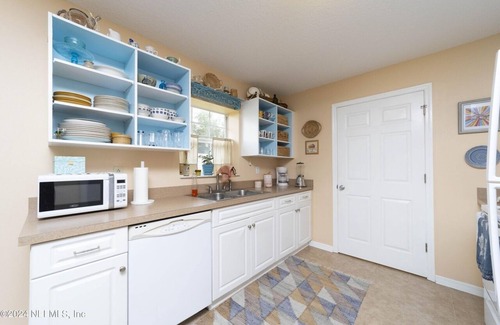 Interlachen Casa | Quiet 3-bedroom lakefront house. Family/dog friendly. Wi-Fi.