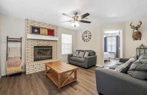 Whitney Casa | Quiet 4BR Farmhouse: Ideal Family Retreat