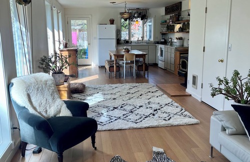 Hailey Casa | Quiet and Charming Old Hailey 2 br/1.5 ba Artist's Bungalow with Lovely Garden