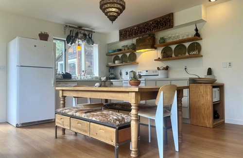Hailey Casa | Quiet and Charming Old Hailey 2 br/1.5 ba Artist's Bungalow with Lovely Garden