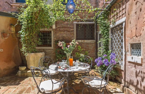 Dorsoduro Chalet De Esquí | Quiet and Classy Venetian Home with Private Courtyard
