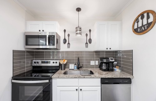 Durham Casa | Comfy, quiet, family home in coveted Watts-Hillendale. Close to Duke/VA.