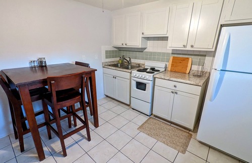 Southeast Heights Casa | Quiet and Cozy Casita-One Mile from Nob Hill.