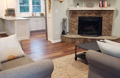 Barium Springs Cabaña | Quiet and cozy cottage hidden on the banks of Lake Norman
