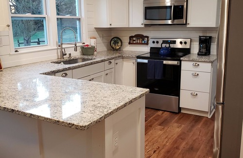 Barium Springs Cabaña | Quiet and cozy cottage hidden on the banks of Lake Norman