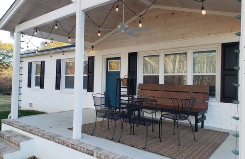 Barium Springs Cabaña | Quiet and cozy cottage hidden on the banks of Lake Norman