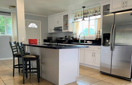Bassett Casa | Quiet and Cozy LA Suburb Cul-De-Sac 4b/2ba