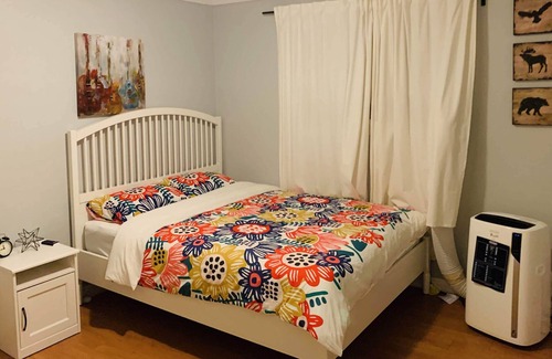 Bassett Casa | Quiet and Cozy LA Suburb Cul-De-Sac 4b/2ba