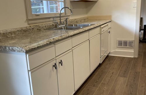 Seneca Casa | Quiet and peaceful. 3 mins to stores and 7 mins to Keowee. 15 mins to Clemson