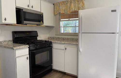 Seneca Casa | Quiet and peaceful. 3 mins to stores and 7 mins to Keowee. 15 mins to Clemson