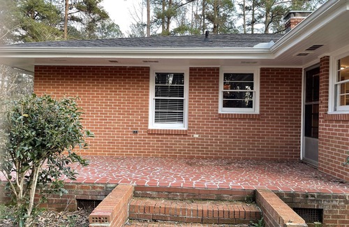 Seneca Casa | Quiet and peaceful. 3 mins to stores and 7 mins to Keowee. 15 mins to Clemson