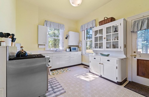 Woodford Casa | Quiet and Peaceful Century Old Farm House Stunning & Luxurious