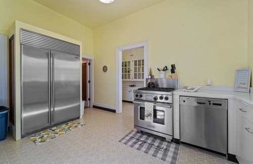 Woodford Casa | Quiet and Peaceful Century Old Farm House Stunning & Luxurious