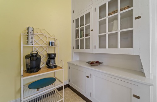Woodford Casa | Quiet and Peaceful Century Old Farm House Stunning & Luxurious