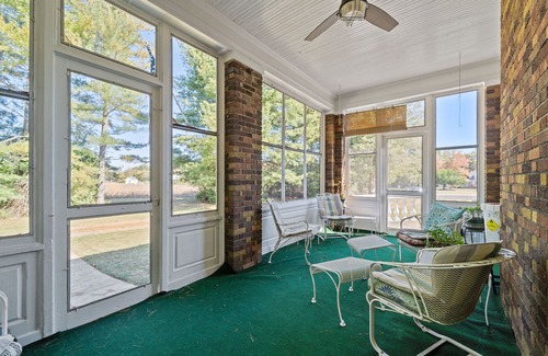 Woodford Casa | Quiet and Peaceful Century Old Farm House Stunning & Luxurious