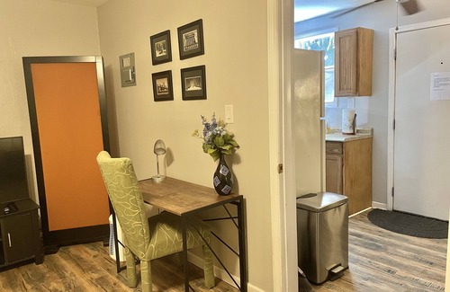 Tallahassee Casa | Quiet and Private also dog friendly. Close to FSU, FAMU, Capitol. Lots of trees