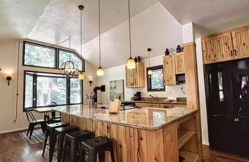 Blue River Cabina | Quiet and Private Cabin, Hot Tub, 5 mins to town!