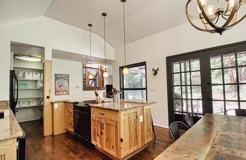 Blue River Cabina | Quiet and Private Cabin, Hot Tub, 5 mins to town!